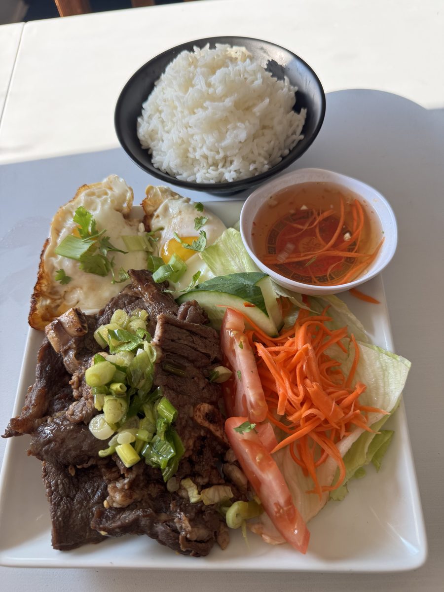Shaking beef stir-fried with onion, tomato and bell pepper served with rice